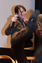 自己紹介でハイキックを披露した宮原華音。