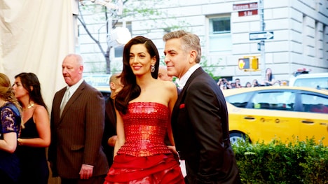 「メットガラ ドレスをまとった美術館」より、ジョージ・クルーニー（右）。