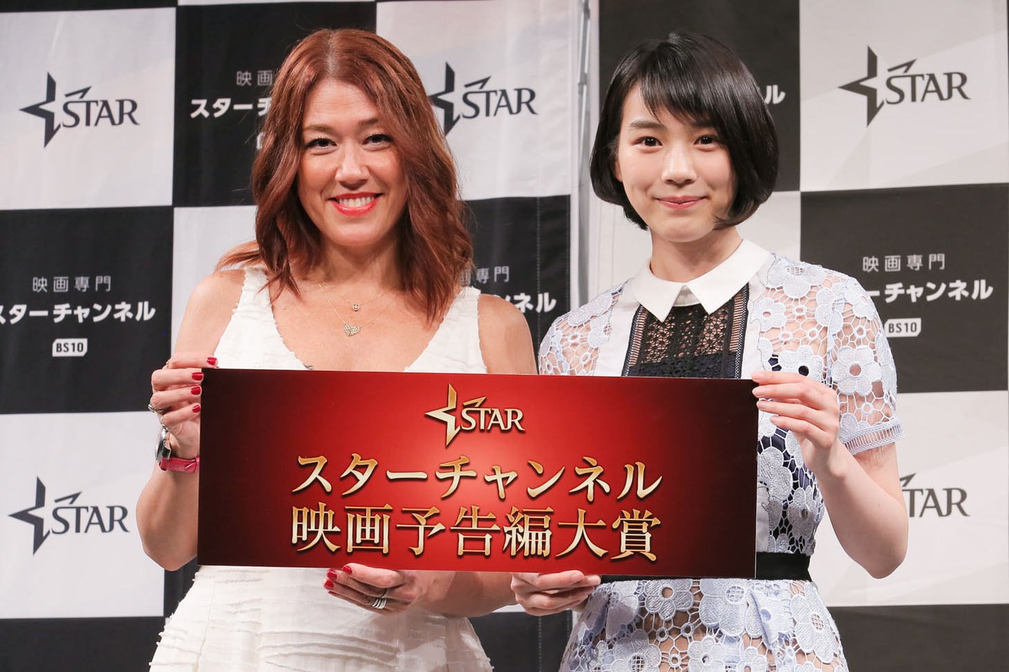 「スターチャンネル映画予告編大賞」授賞式の様子。左からLiLiCo、のん。