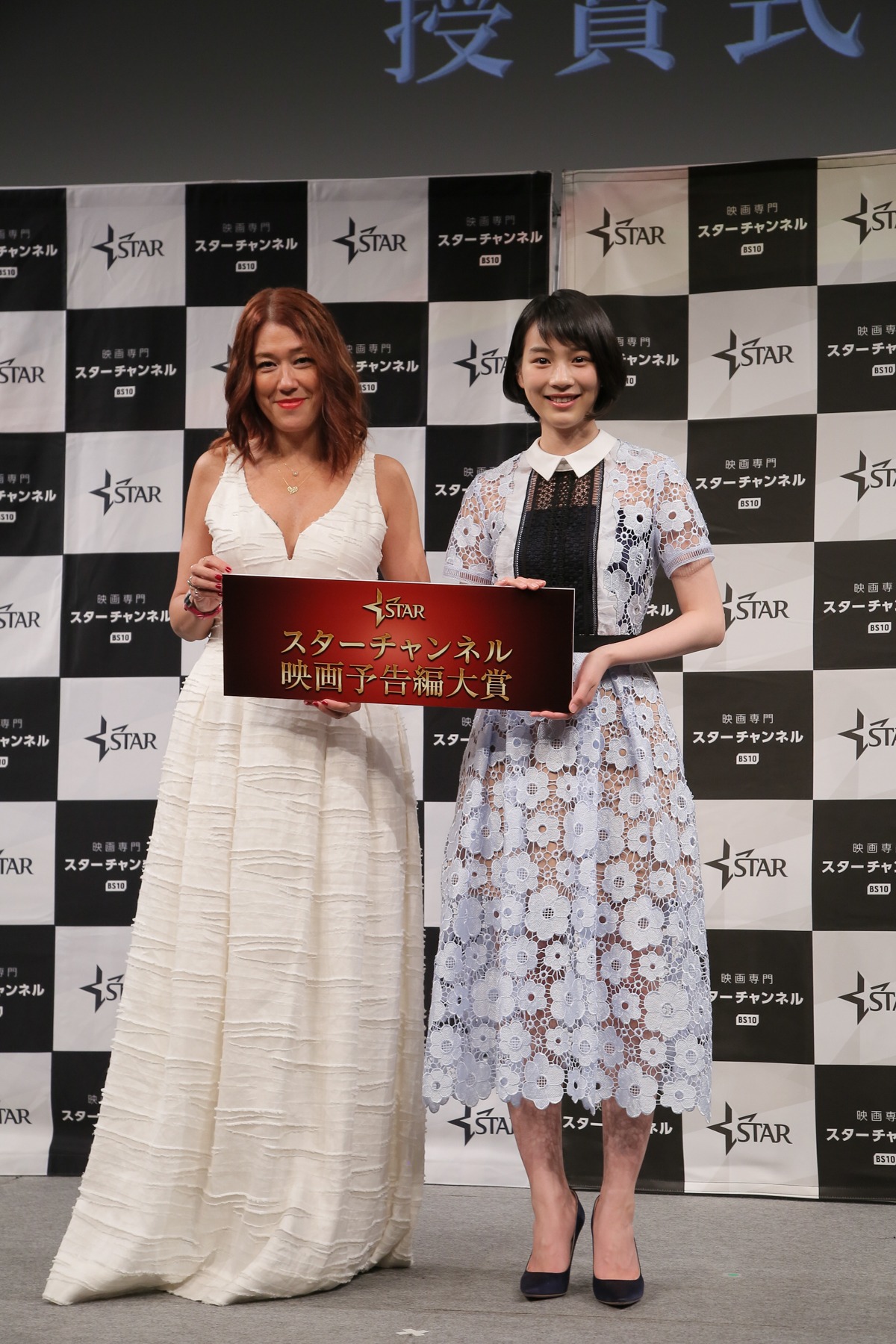 「スターチャンネル映画予告編大賞」授賞式の様子。左からLiLiCo、のん。