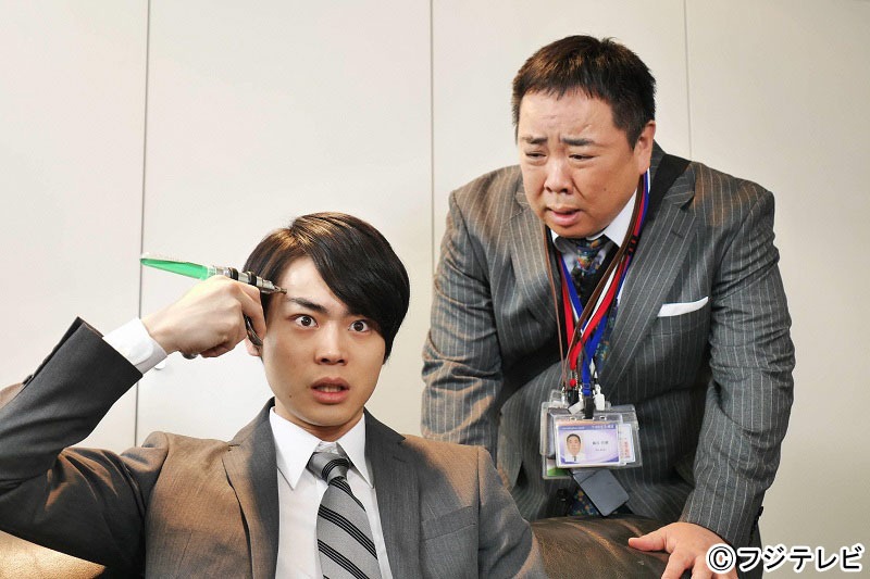 ドランクドラゴン塚地（右）が出演する「カメレオン俳優」のワンシーン。