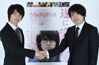 左から神木隆之介、佐藤天彦。