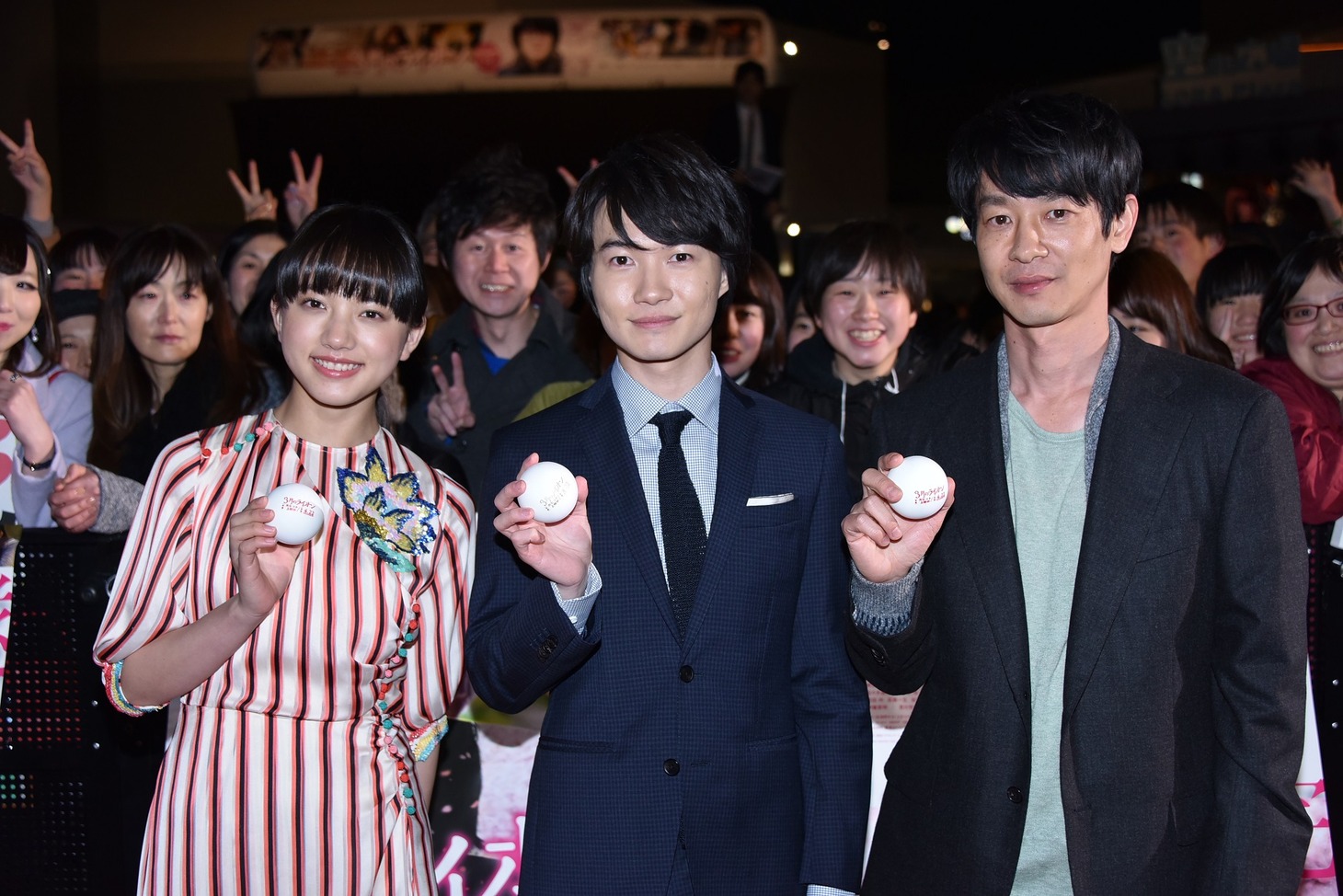 左から清原果耶、神木隆之介、加瀬亮。