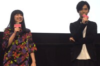 2人だけで舞台挨拶を進める平祐奈（左）と千葉雄大（右）。