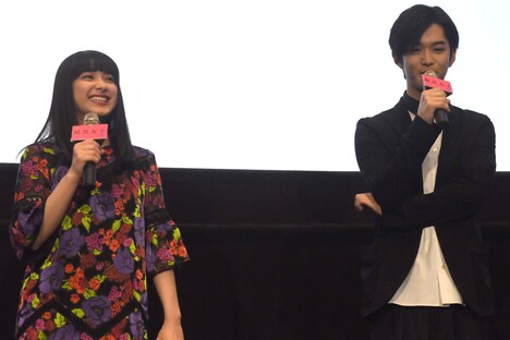 2人だけで舞台挨拶を進める平祐奈（左）と千葉雄大（右）。