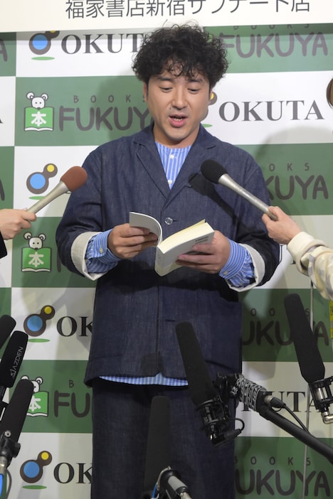 お気に入りのページを探すムロツヨシ。