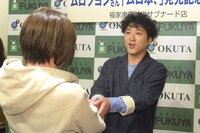 東京都内から始発で来たというファンと握手をするムロツヨシ（右）。