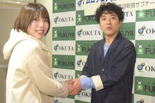 ファンと握手をするムロツヨシ（右）。