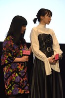 耶雲哉治からのメッセージを涙を流しながら聴く飯豊まりえ（右）と平祐奈（左）。