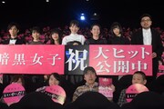 「暗黒女子」初日舞台挨拶の様子。左から千葉雄大、小島梨里杏、平祐奈、飯豊まりえ、清野菜名、玉城ティナ、耶雲哉治。