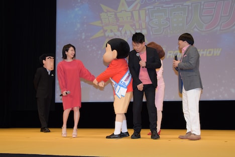 「映画クレヨンしんちゃん 襲来!! 宇宙人シリリ」完成披露舞台挨拶の様子。