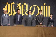 「孤狼の血」製作発表会見の様子。
