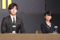 左から松坂桃李、真木よう子。