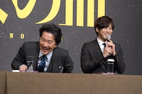 左から役所広司、松坂桃李。