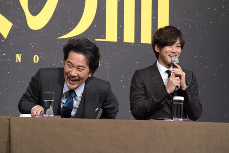 左から役所広司、松坂桃李。