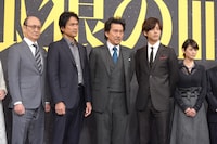 「孤狼の血」製作発表会見の様子。