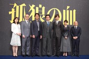 「孤狼の血」製作発表会見の様子。左から原作者の柚月裕子、石橋蓮司、江口洋介、役所広司、松坂桃李、真木よう子、監督の白石和彌。