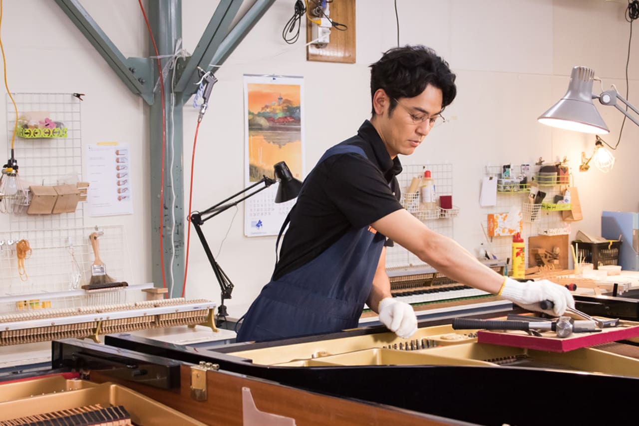 妻夫木聡が真剣な表情でピアノを調律、「家族はつらいよ2」新場面写真が到着