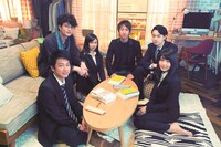 左手前から時計回りに佐藤健、岡田将生、二階堂ふみ、朝井リョウ、菅田将暉、有村架純。