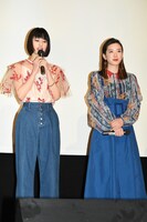 左から橋本愛、永野芽郁。