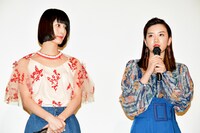 左から橋本愛、永野芽郁。