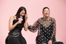 左から長澤まさみ、安藤サクラ。