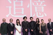 「追憶」完成披露会見の様子。左から撮影の木村大作、キャストの吉岡秀隆、木村文乃、柄本佑、小栗旬、長澤まさみ、安藤サクラ、監督の降旗康男。
