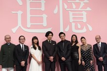 「追憶」完成披露会見の様子。左から撮影の木村大作、キャストの吉岡秀隆、木村文乃、柄本佑、小栗旬、長澤まさみ、安藤サクラ、監督の降旗康男。