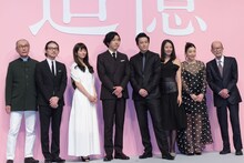 「追憶」完成披露会見の様子。左から撮影の木村大作、キャストの吉岡秀隆、木村文乃、柄本佑、小栗旬、長澤まさみ、安藤サクラ、監督の降旗康男。