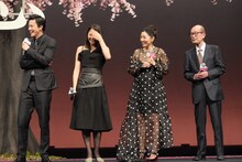 左からキャストの小栗旬、長澤まさみ、安藤サクラ、監督の降旗康男。