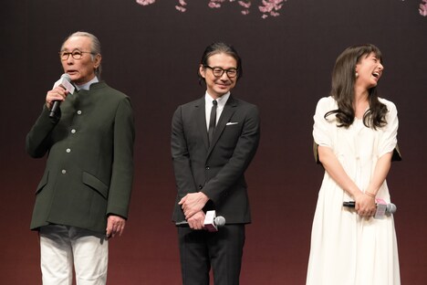 左から撮影の木村大作、キャストの吉岡秀隆、木村文乃。