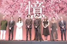 「追憶」完成披露舞台挨拶の様子。左から撮影の木村大作、キャストの吉岡秀隆、木村文乃、柄本佑、小栗旬、長澤まさみ、安藤サクラ、監督の降旗康男。