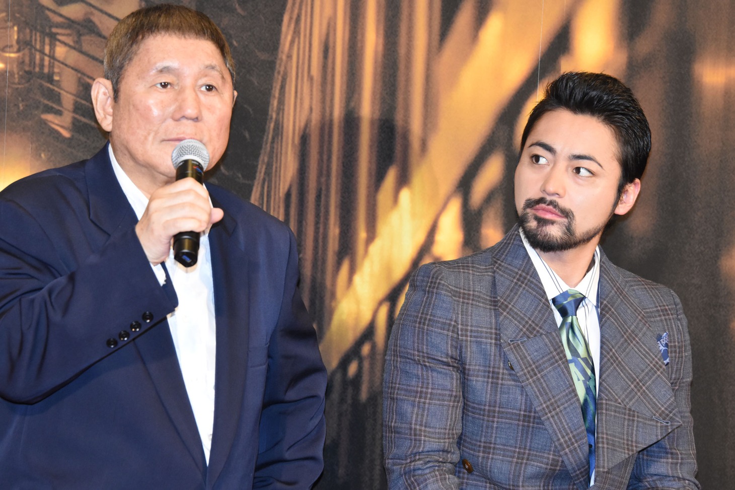 （左から）ビートたけし、山田孝之。