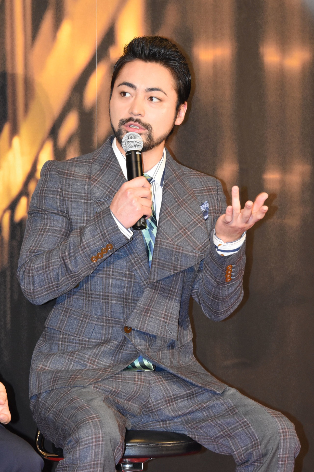 凍傷で感覚がなくなった左手の薬指を動かして見せる山田孝之。