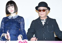左から玉城ティナ、廣木隆一。