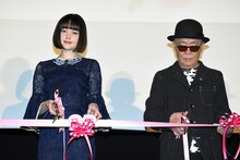 左から玉城ティナ、廣木隆一。