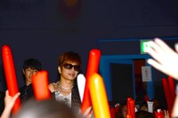 客席の間を通って登場したGACKT。