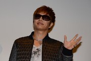 観客に手を振るGACKT。