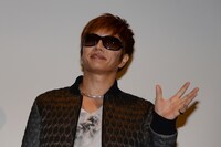 観客に手を振るGACKT。