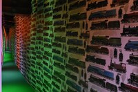 「T2 トレインスポッティング」のレントンの部屋を再現した合わせ鏡のスペース。