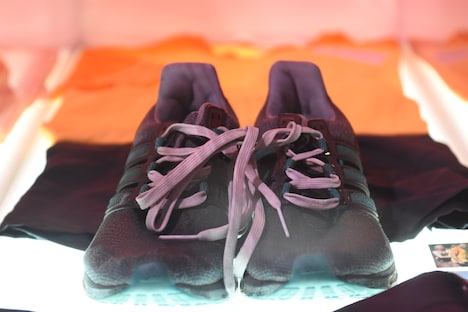 「T2 トレインスポッティング」でレントンが着用した運動着と靴。