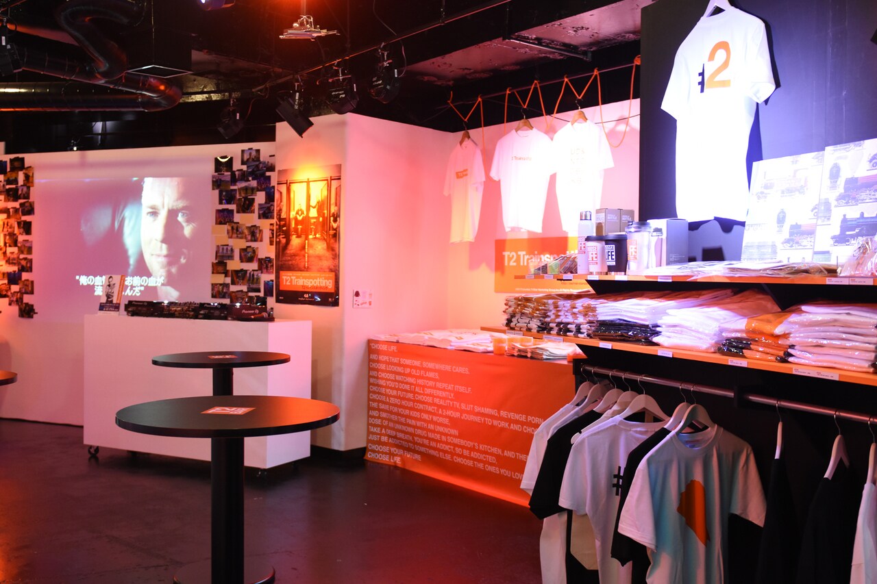 「T2 BAR ～T2 Trainspotting Exhibition & BAR～」の様子。