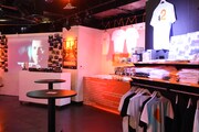 「T2 BAR ～T2 Trainspotting Exhibition & BAR～」の様子。
