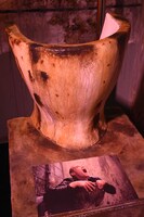 「トレインスポッティング」でレントンが顔を出す便器を再現したフォトスポット。