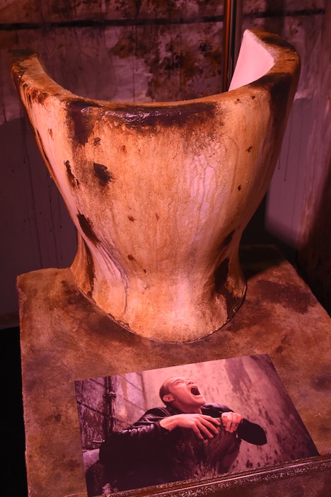 「トレインスポッティング」でレントンが顔を出す便器を再現したフォトスポット。