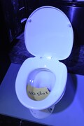 “NO Shit”と書かれた紙が置かれている便器。