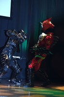 カラスアマゾン（左）と戦う仮面ライダーアマゾンアルファ（右）。