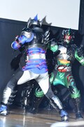 仮面ライダーアマゾンネオ（手前）と戦う仮面ライダーアマゾンニューオメガ（奥）。