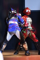 仮面ライダーアマゾンネオ（手前）と戦う仮面ライダーアマゾンアルファ（奥）。