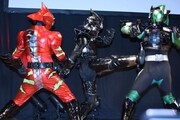 左から仮面ライダーアマゾンアルファ、カラスアマゾン、仮面ライダーアマゾンニューオメガ。
